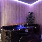 The Pinnacle 3 - 2bed W Indoor Jacuzzi! By Homely דירה *