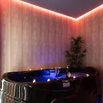 דירה The Pinnacle 3 - 2bed W Indoor Jacuzzi! By Homely *