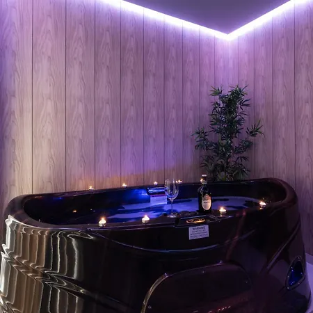 The Pinnacle 3 - 2bed W Indoor Jacuzzi! By Homely شقة *