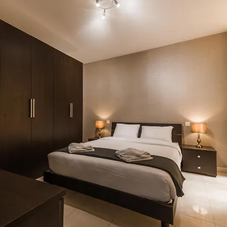 The Pinnacle 3 - 2bed W Indoor Jacuzzi! By Homely شقة *