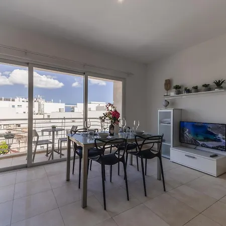 The Pinnacle 3 - 2bed W Indoor Jacuzzi! By Homely דירה