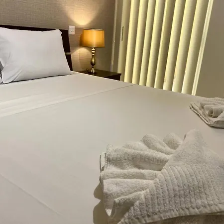 The Pinnacle 3 - 2bed W Indoor Jacuzzi! By Homely *