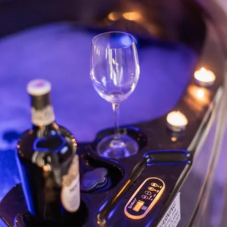 The Pinnacle 3 - 2bed W Indoor Jacuzzi! By Homely