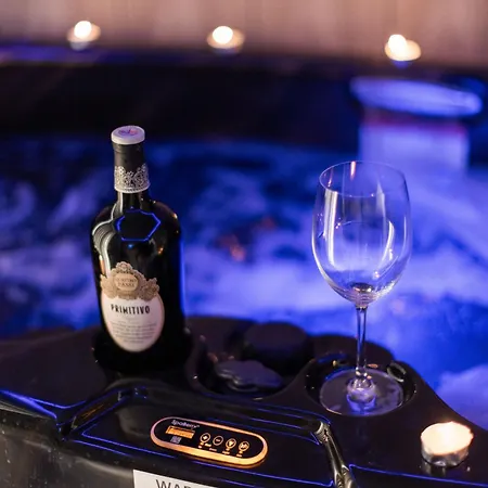 The Pinnacle 3 - 2bed W Indoor Jacuzzi! By Homely דירה