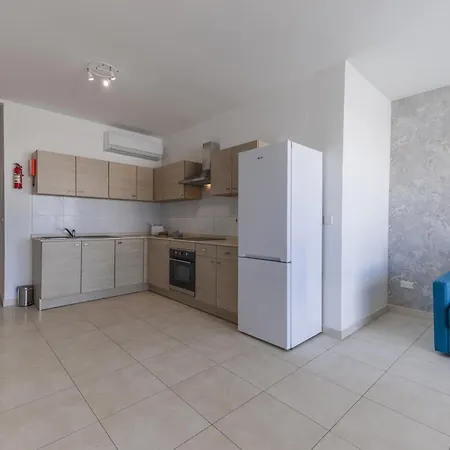 The Pinnacle 3 - 2bed W Indoor Jacuzzi! By Homely דירה