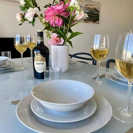 The Pinnacle 3 - 2bed W Indoor Jacuzzi! By Homely شقة