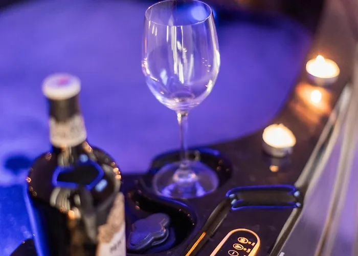 The Pinnacle 3 - 2bed W Indoor Jacuzzi! By Homely