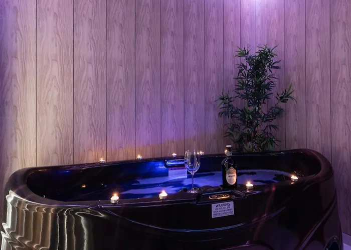 The Pinnacle 3 - 2bed W Indoor Jacuzzi! By Homely 아파트 *