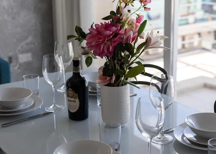 The Pinnacle 3 - 2bed W Indoor Jacuzzi! By Homely * 멜리에하