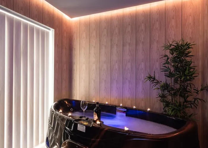 아파트 The Pinnacle 3 - 2bed W Indoor Jacuzzi! By Homely 멜리에하