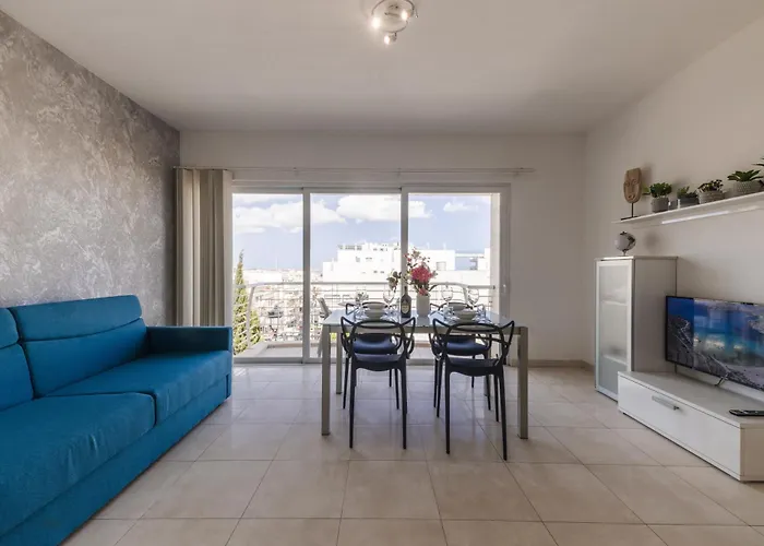 The Pinnacle 3 - 2bed W Indoor Jacuzzi! By Homely