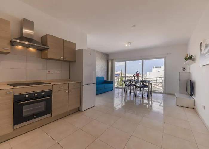 The Pinnacle 3 - 2bed W Indoor Jacuzzi! By Homely 아파트 멜리에하